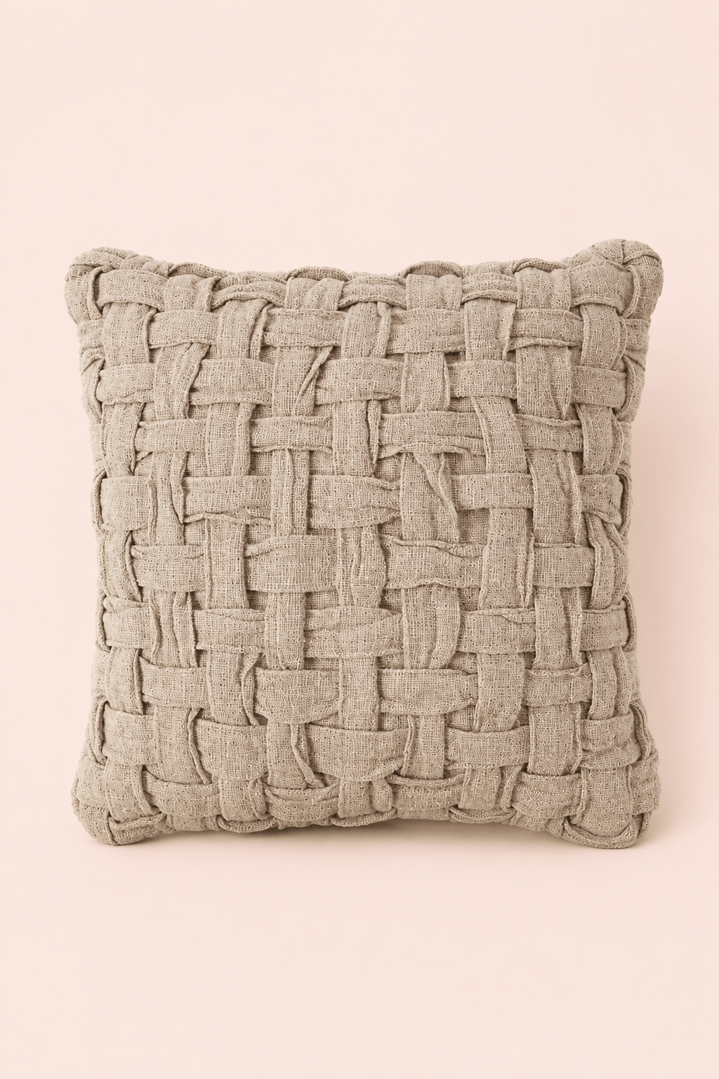 Naturel linnen kussenhoezen als decoratief accent voor bank of bed