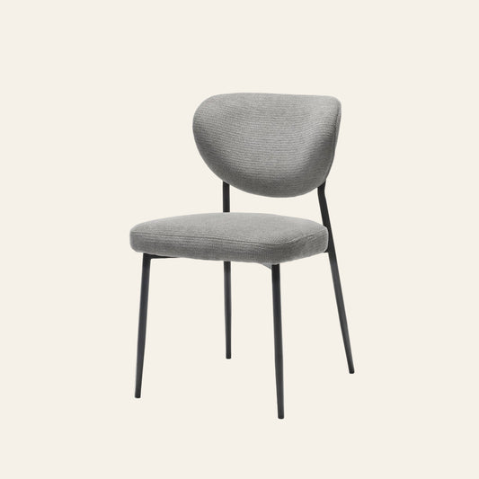 Lucas eetkamerstoel in grijskleur, vooraanzicht met ergonomisch gevormde zitting.