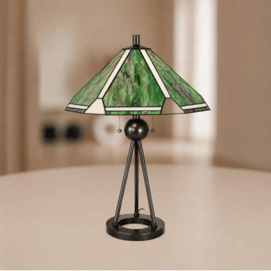 Grote Tiffany tafellamp met brede groenkleurige gemarmerde glas-in-loodkap en metalen driepootvoet