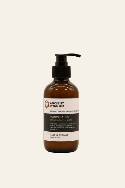 hand en bodylotion met sandelhout en rozengeur als productfoto