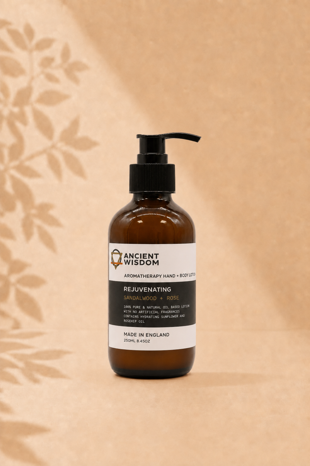 hand en bodylotion met sandelhout en rozengeur in een bruine transparante fles met zwarte handpomp