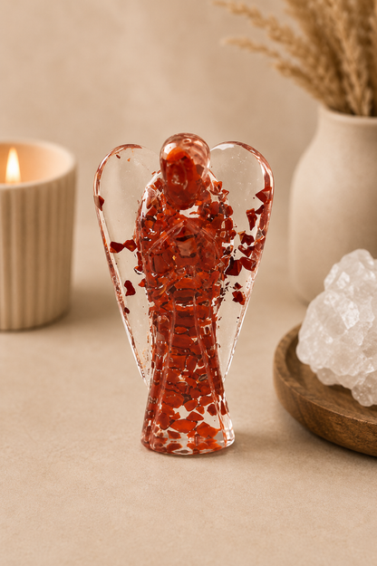 Orgonite engel figuur met rode jaspis edelstenen en koperen snippers