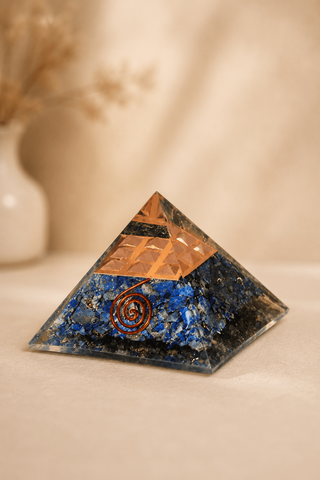 Lapis lazuli orgoniet piramide met koperen spiraal