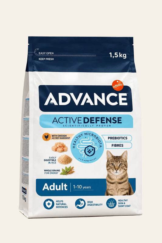 Advance Adult kattenbrokken 1,5 kg in witte zak met donkerblauwe bovenzijde, ActiveDefense en kat, droogvoer met kip en rijst.
