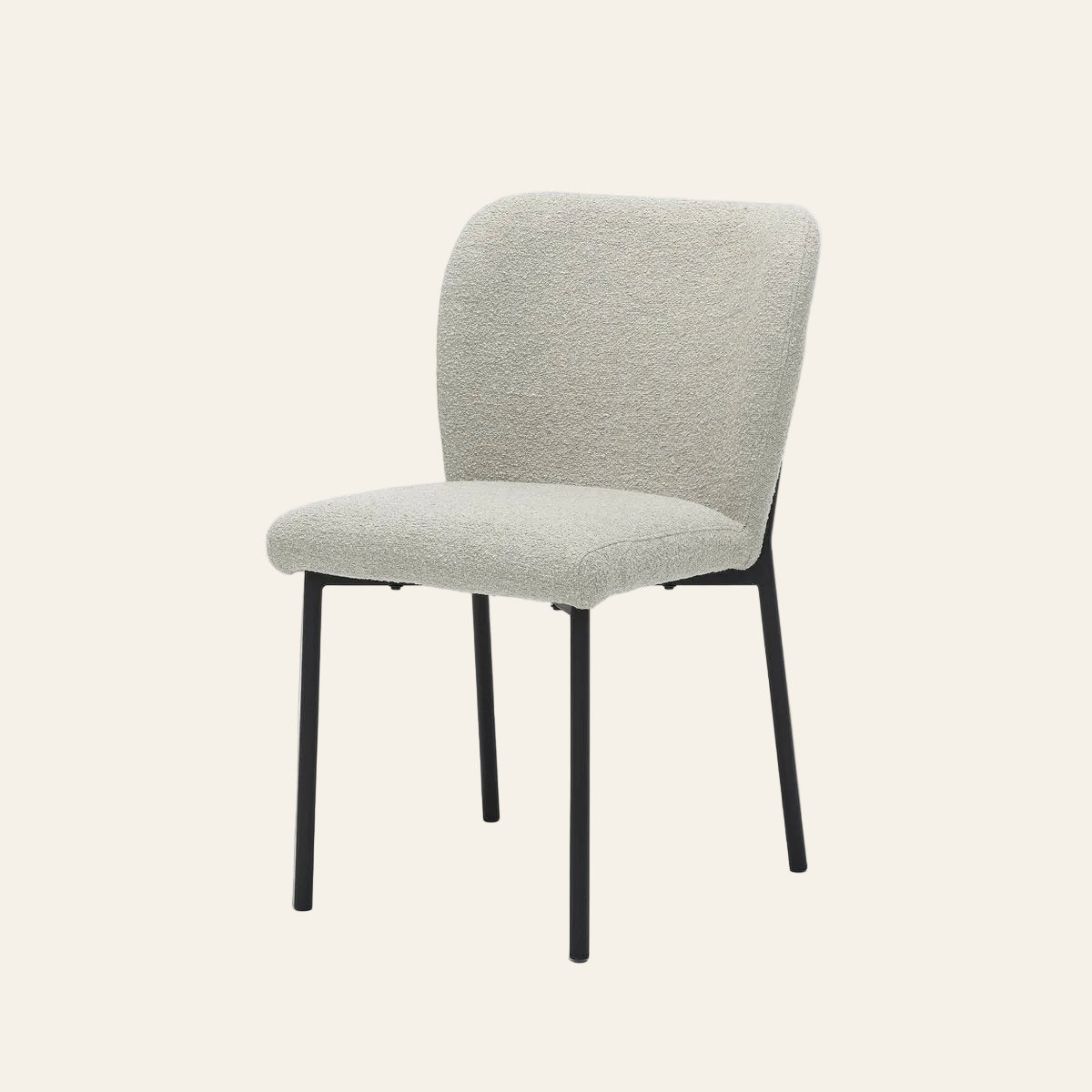 Ventura eetkamerstoel in ivorykleur, vooraanzicht met ergonomisch gevormde zitting.