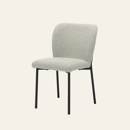 Ventura eetkamerstoel in ivorykleur, vooraanzicht met ergonomisch gevormde zitting.