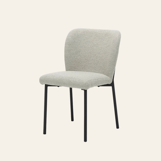 Ventura eetkamerstoel in ivorykleur, vooraanzicht met ergonomisch gevormde zitting.