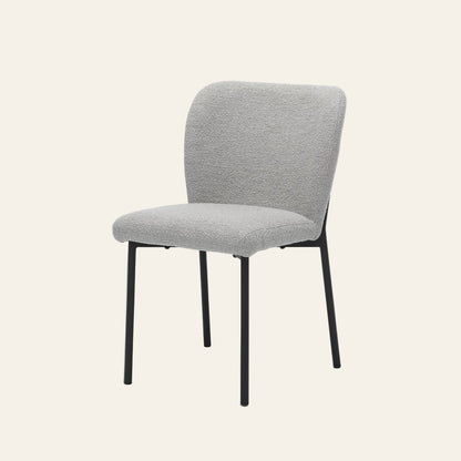 Ventura eetkamerstoel in naturelkleur, vooraanzicht met ergonomisch gevormde zitting.